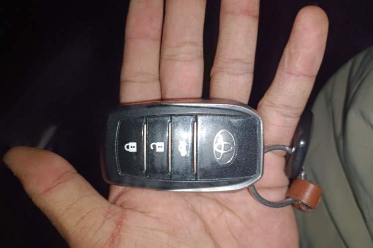 Used Toyota Highlander 2012 2.7L Two-Wheel Drive 7-Seater Elite Edition Vehicle Key