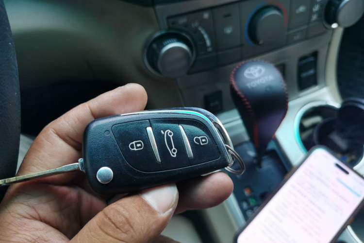 Used Toyota Highlander 2012 2.7L Two-Wheel Drive 5-Seater Sport Edition Vehicle Key