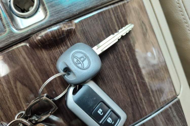 Used Toyota Highlander 2012 2.7L Two-Wheel Drive 7-Seater Luxury Edition Vehicle Key