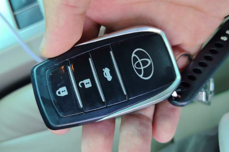 Used Toyota Highlander 2012 2.7L Two-Wheel Drive 7-Seater Luxury Edition Vehicle Key