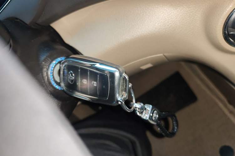 Used Toyota Highlander 2012 2.7L Two-Wheel Drive 7-Seater Luxury Edition Vehicle Key