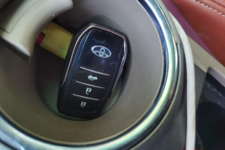 Used Toyota Highlander 2012 2.7L Two-Wheel Drive 7-Seater Elite Edition Vehicle Key