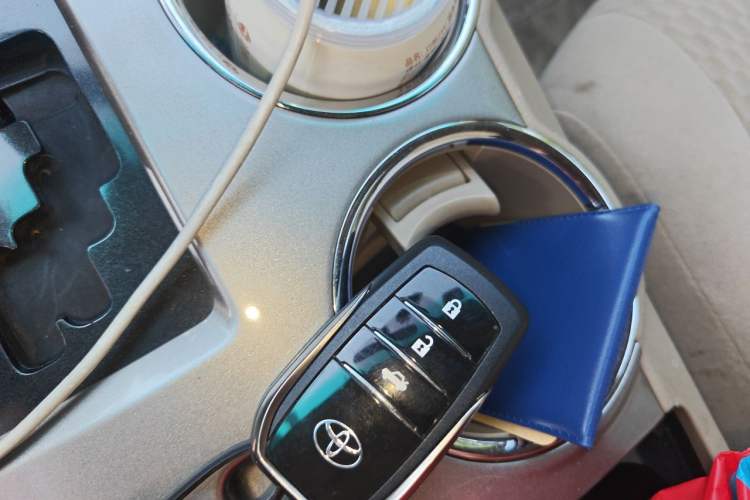 Used Toyota Highlander 2012 2.7L Two-Wheel Drive 7-Seater Elite Edition Vehicle Key