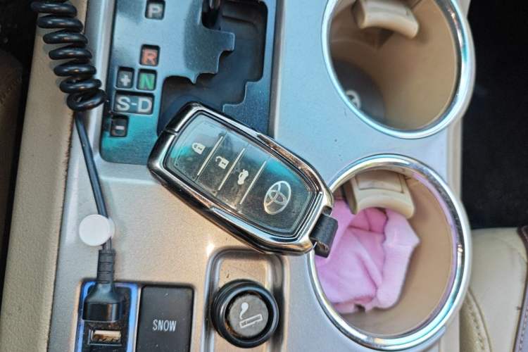 Used Toyota Highlander 2012 2.7L Two-Wheel Drive 7-Seater Luxury Navigation Edition Vehicle Key