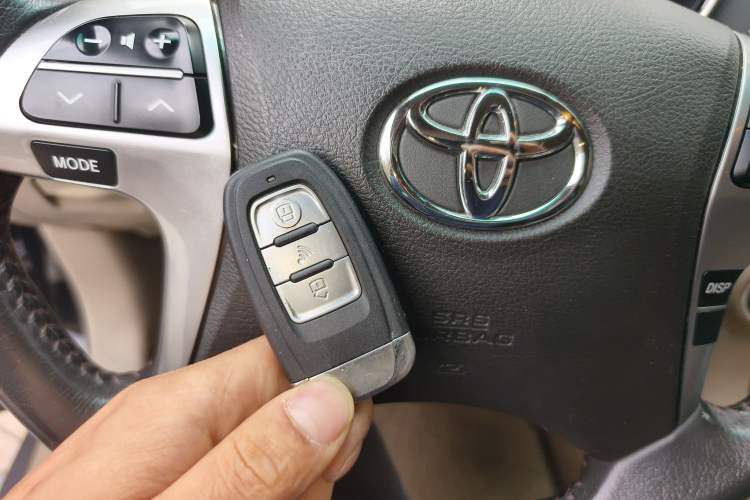 Used Toyota Highlander 2012 2.7L Two-Wheel Drive 7-Seater Luxury Edition Vehicle Key