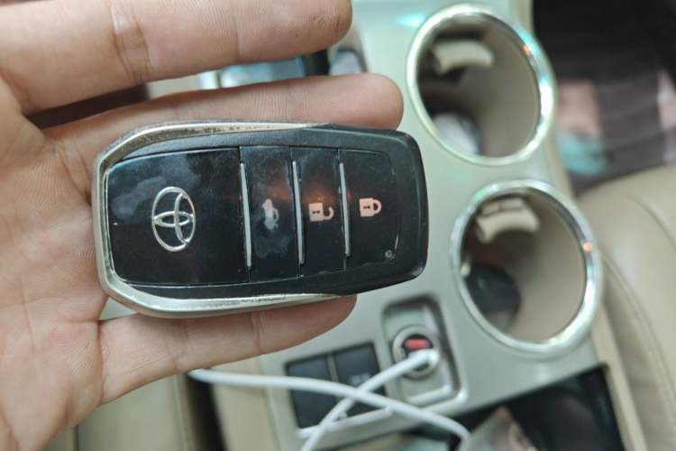 Used Toyota Highlander 2012 2.7L Two-Wheel Drive 7-Seater Luxury Edition Vehicle Key