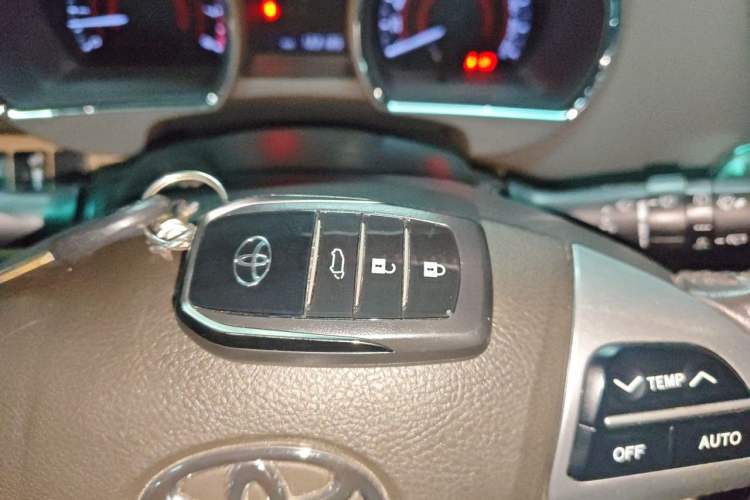 Used Toyota Highlander 2012 2.7L Two-Wheel Drive 7-Seater Luxury Edition Vehicle Key