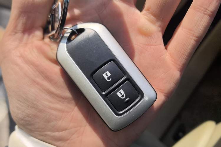 Used Toyota Highlander 2012 2.7L Two-Wheel Drive 5-Seater Sport Edition Vehicle Key