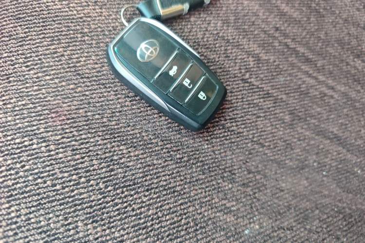 Used Toyota Highlander 2012 2.7L Two-Wheel Drive 5-Seater Sport Edition Vehicle Key