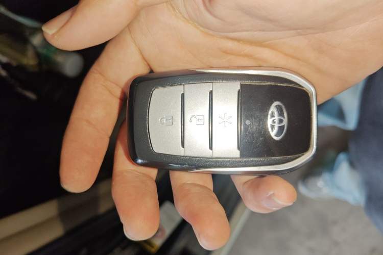 Used Toyota Highlander 2012 2.7L Two-Wheel Drive 7-Seater Luxury Edition Vehicle Key