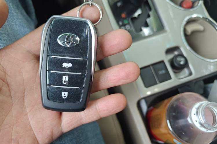 Used Toyota Highlander 2012 2.7L Two-Wheel Drive 7-Seater Luxury Edition Vehicle Key