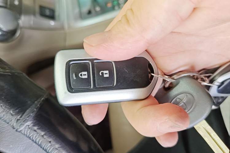 Used Toyota Highlander 2012 2.7L Two-Wheel Drive 7-Seater Luxury Edition Vehicle Key