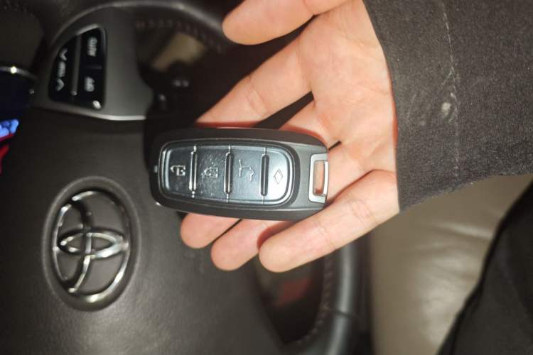 Used Toyota Highlander 2012 2.7L Two-Wheel Drive 7-Seater Luxury Edition Vehicle Key