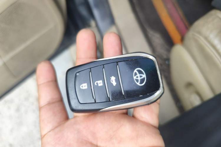 Used Toyota Highlander 2012 2.7L Two-Wheel Drive 7-Seater Ultimate Edition Vehicle Key