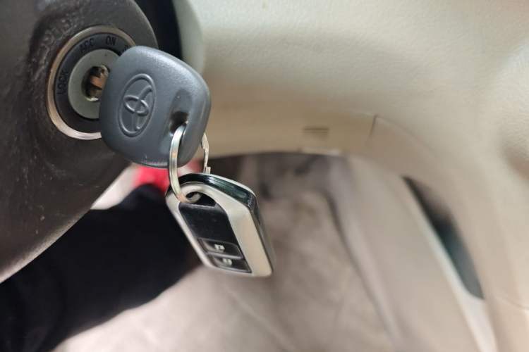 Used Toyota Highlander 2012 2.7L Two-Wheel Drive 7-Seater Elite Edition Vehicle Key