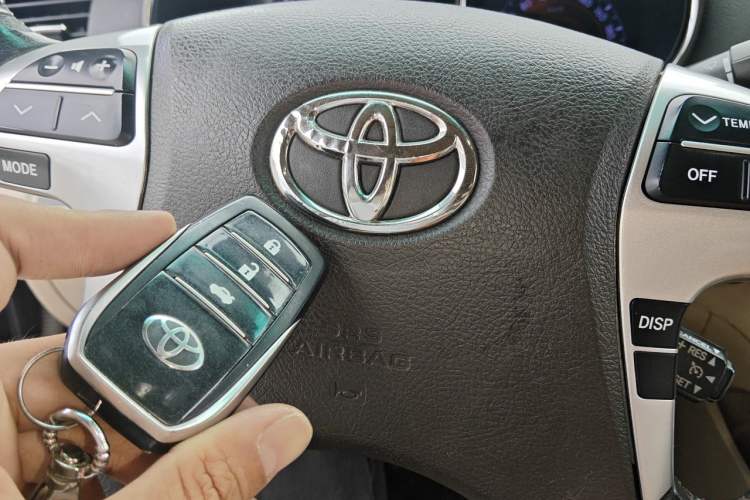 Used Toyota Highlander 2012 2.7L Two-Wheel Drive 7-Seater Luxury Edition Vehicle Key