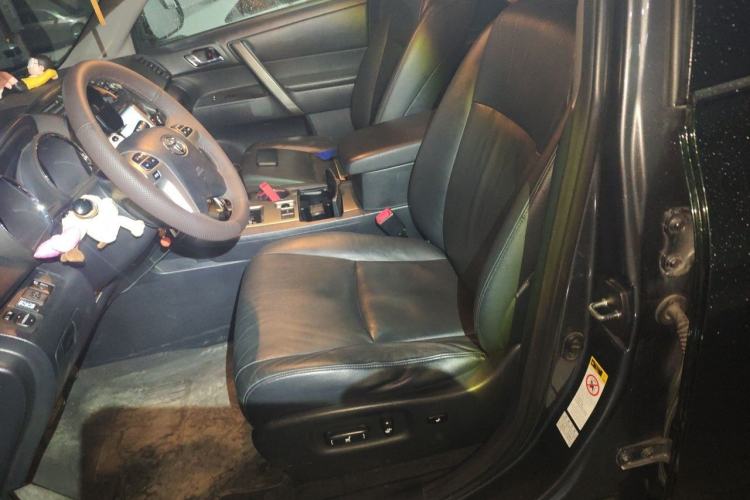 Used Toyota Highlander 2012 2.7L Two-Wheel Drive 7-Seater Luxury Edition Left Front Seat