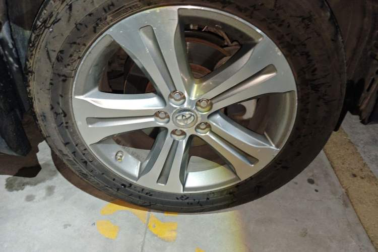 Used Toyota Highlander 2012 2.7L Two-Wheel Drive 7-Seater Luxury Edition Right Front Wheel Hub