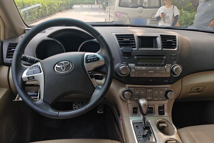 Used Toyota Highlander 2012 2.7L Two-Wheel Drive 7-Seater Luxury Edition Center Console