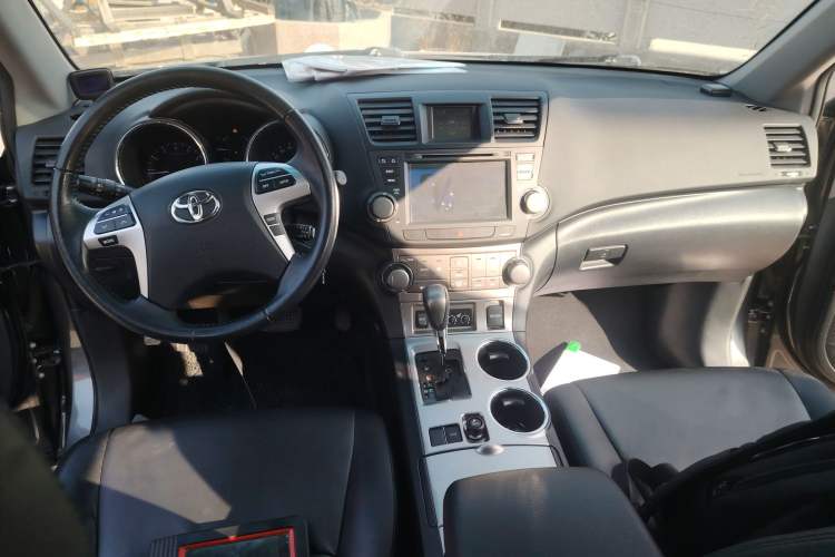 Used Toyota Highlander 2012 2.7L Two-Wheel Drive 7-Seater Luxury Edition Center Console