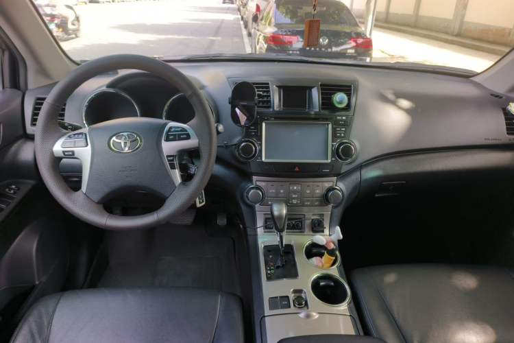Used Toyota Highlander 2012 2.7L Two-Wheel Drive 7-Seater Luxury Edition Center Console