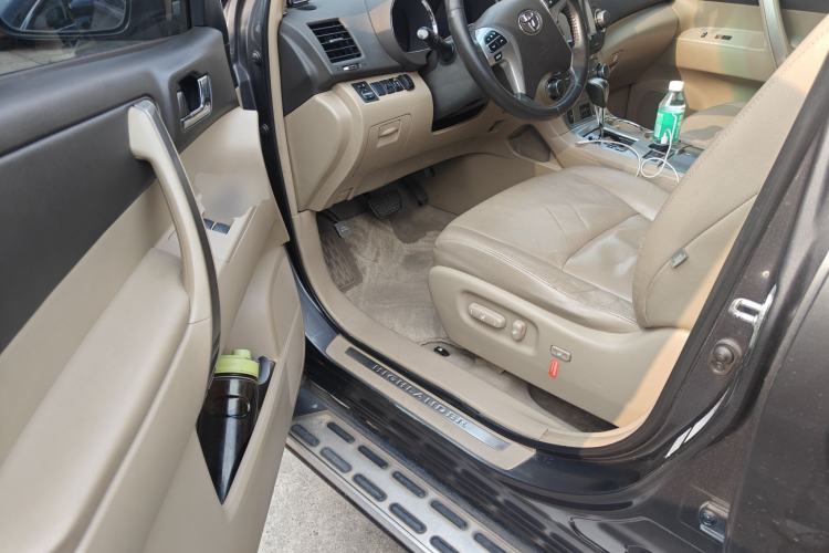 Used Toyota Highlander 2012 2.7L Two-Wheel Drive 7-Seater Luxury Edition Driver Seat