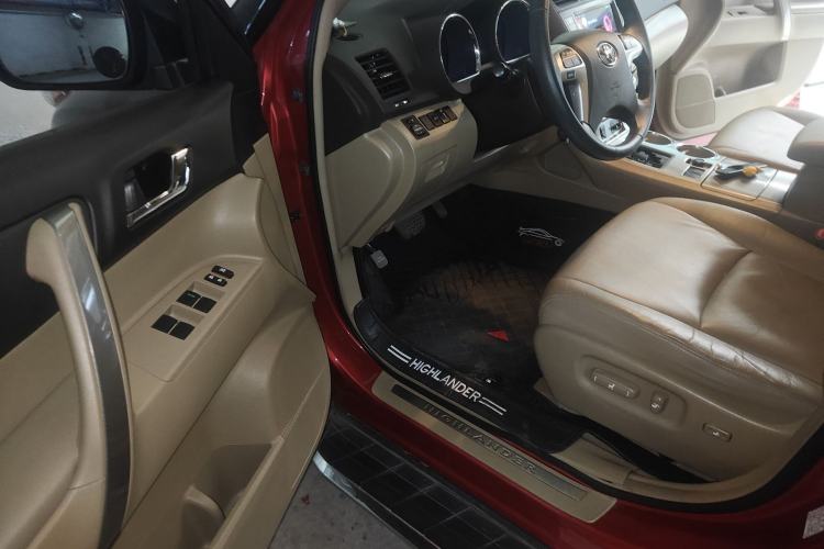 Used Toyota Highlander 2012 2.7L Two-Wheel Drive 7-Seater Luxury Edition Driver Seat