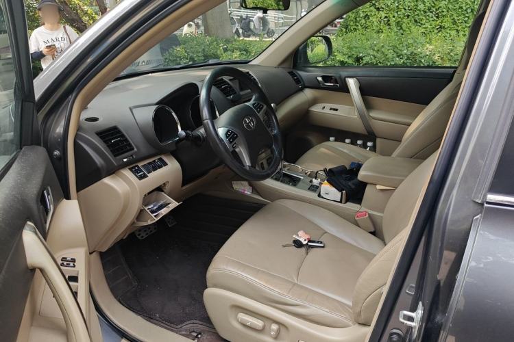 Used Toyota Highlander 2012 2.7L Two-Wheel Drive 7-Seater Luxury Edition Driver Seat