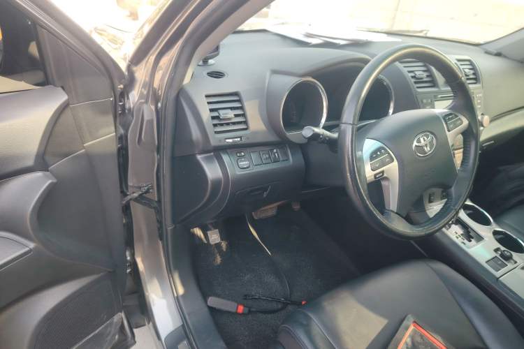 Used Toyota Highlander 2012 2.7L Two-Wheel Drive 7-Seater Luxury Edition Driver Seat