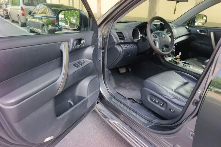 Used Toyota Highlander 2012 2.7L Two-Wheel Drive 7-Seater Luxury Edition Driver Seat