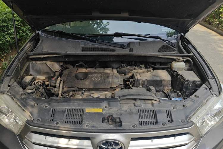 Used Toyota Highlander 2012 2.7L Two-Wheel Drive 7-Seater Luxury Edition Engine Bay