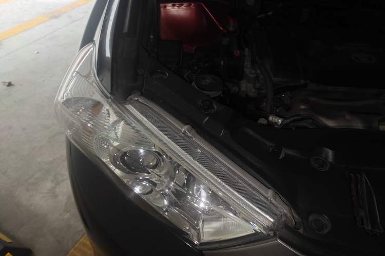 Used Toyota Highlander 2012 2.7L Two-Wheel Drive 7-Seater Luxury Edition Engine Bay Right