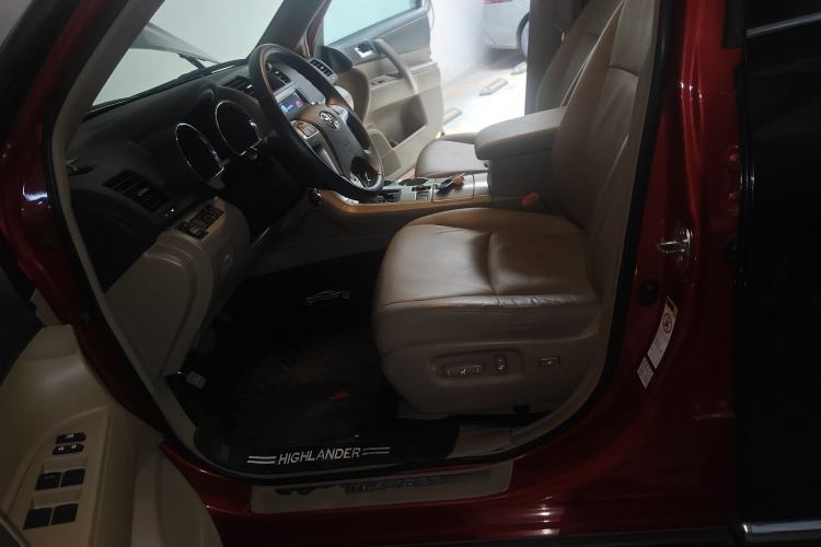 Used Toyota Highlander 2012 2.7L Two-Wheel Drive 7-Seater Luxury Edition Left Front Seat