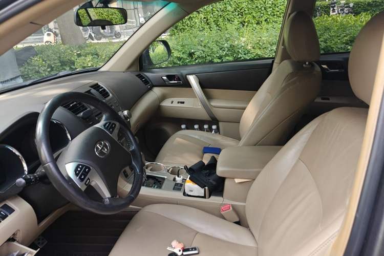 Used Toyota Highlander 2012 2.7L Two-Wheel Drive 7-Seater Luxury Edition Left Front Seat