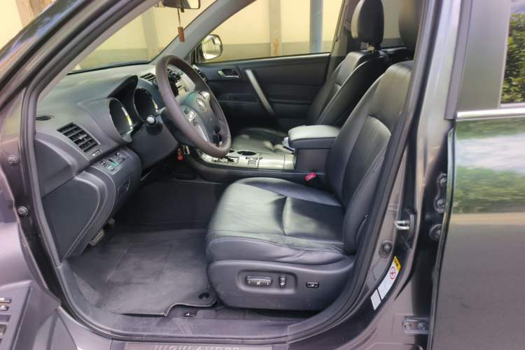 Used Toyota Highlander 2012 2.7L Two-Wheel Drive 7-Seater Luxury Edition Left Front Seat