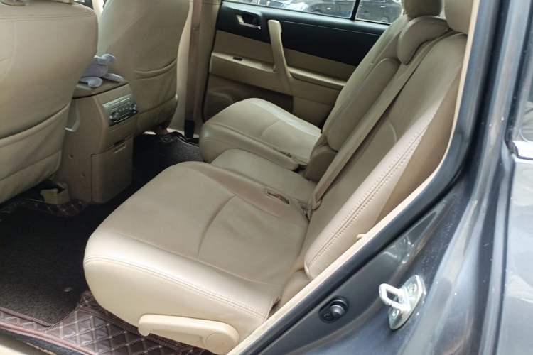 Used Toyota Highlander 2012 2.7L Two-Wheel Drive 7-Seater Elite Edition Left Rear Seat