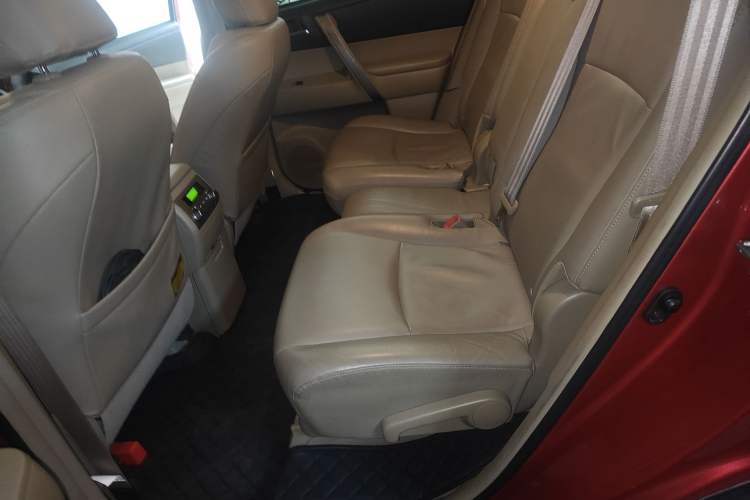 Used Toyota Highlander 2012 2.7L Two-Wheel Drive 7-Seater Luxury Edition Left Rear Seat