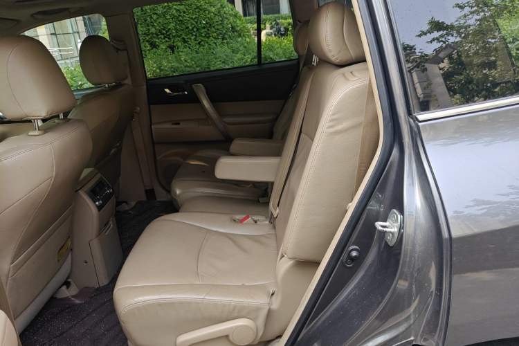 Used Toyota Highlander 2012 2.7L Two-Wheel Drive 7-Seater Luxury Edition Left Rear Seat