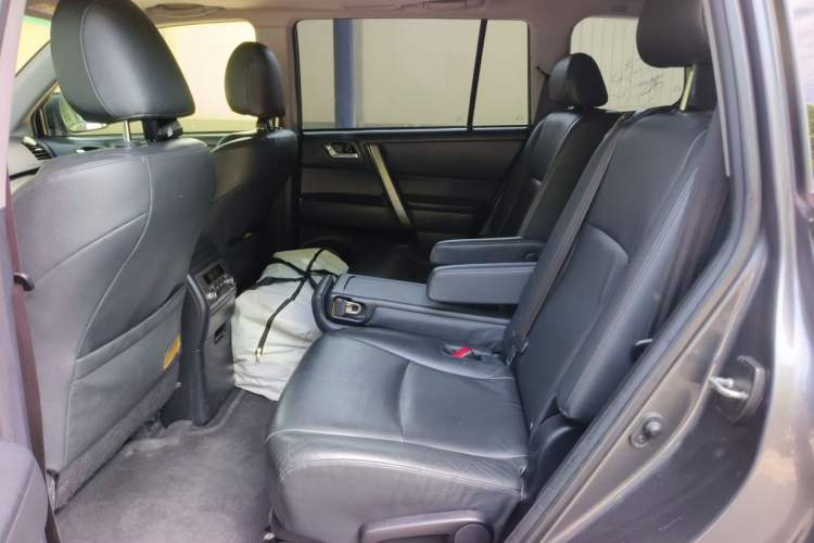 Used Toyota Highlander 2012 2.7L Two-Wheel Drive 7-Seater Luxury Edition Left Rear Seat