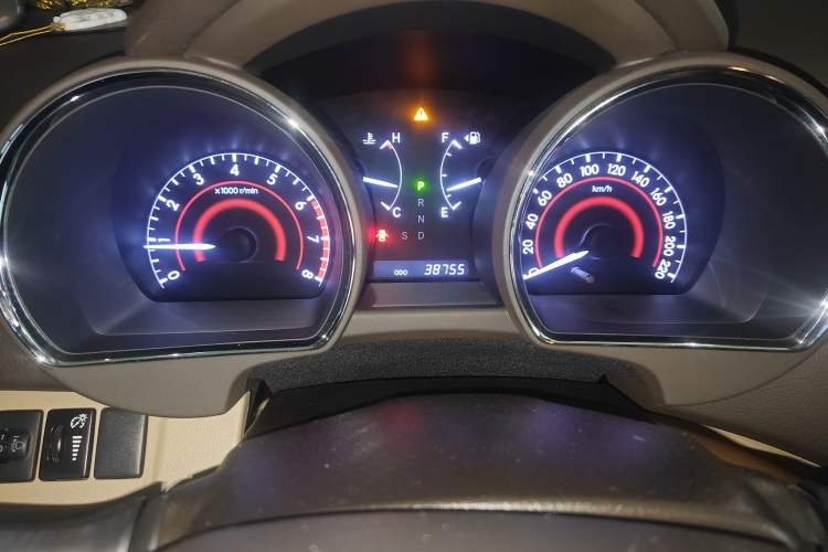 Used Toyota Highlander 2012 2.7L Two-Wheel Drive 7-Seater Luxury Edition Odometer Close Up