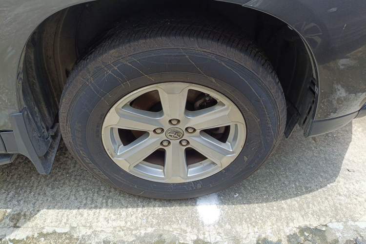 Used Toyota Highlander 2012 2.7L Two-Wheel Drive 7-Seater Elite Edition Right Front Wheel Hub
