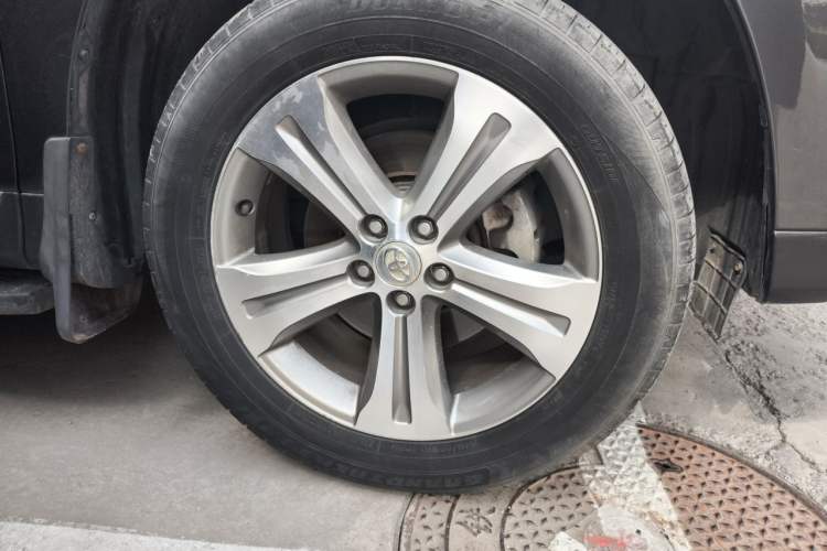 Used Toyota Highlander 2012 2.7L Two-Wheel Drive 7-Seater Luxury Edition Right Front Wheel Hub