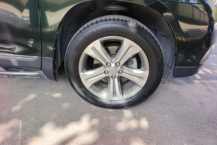 Used Toyota Highlander 2012 2.7L Two-Wheel Drive 7-Seater Luxury Edition Right Front Wheel Hub