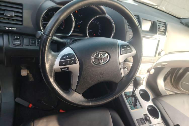 Used Toyota Highlander 2012 2.7L Two-Wheel Drive 7-Seater Luxury Edition Steering Wheel