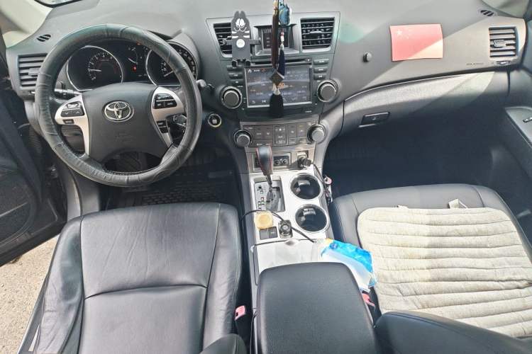 Used Toyota Highlander 2012 2.7L Two-Wheel Drive 7-Seater Luxury Edition Center Console