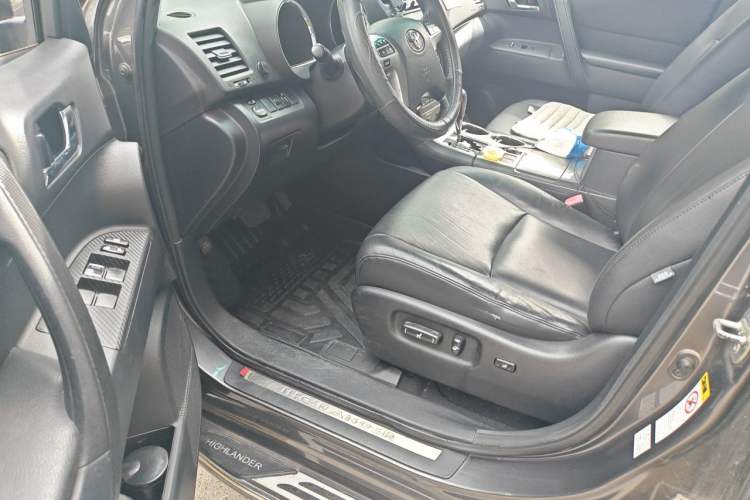 Used Toyota Highlander 2012 2.7L Two-Wheel Drive 7-Seater Luxury Edition Driver Seat