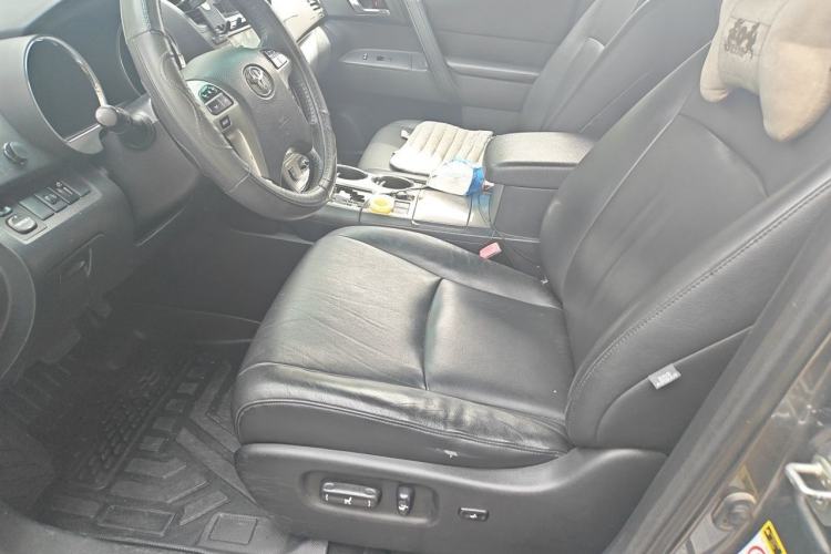 Used Toyota Highlander 2012 2.7L Two-Wheel Drive 7-Seater Luxury Edition Left Front Seat