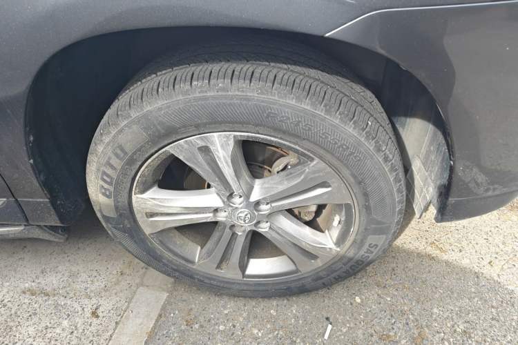 Used Toyota Highlander 2012 2.7L Two-Wheel Drive 7-Seater Luxury Edition Right Front Wheel Hub