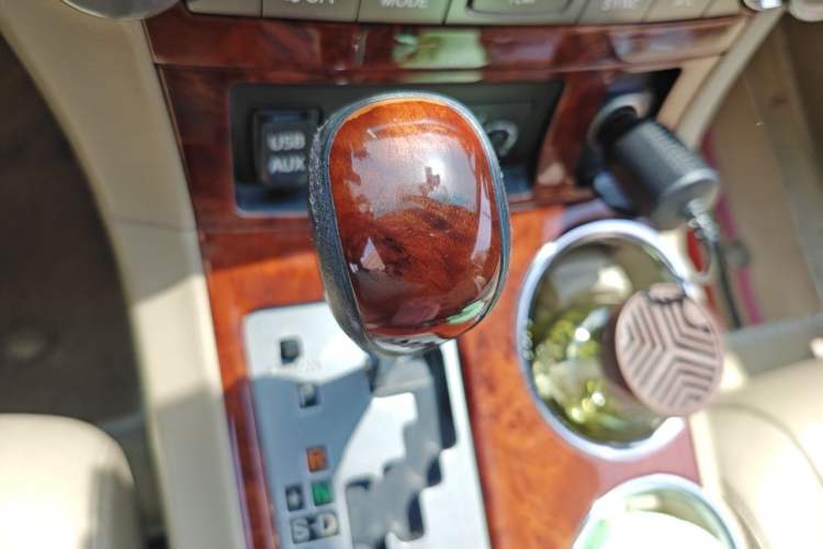 Used Toyota Highlander 2012 2.7L Two-Wheel Drive 7-Seater Ultimate Edition Gear Lever