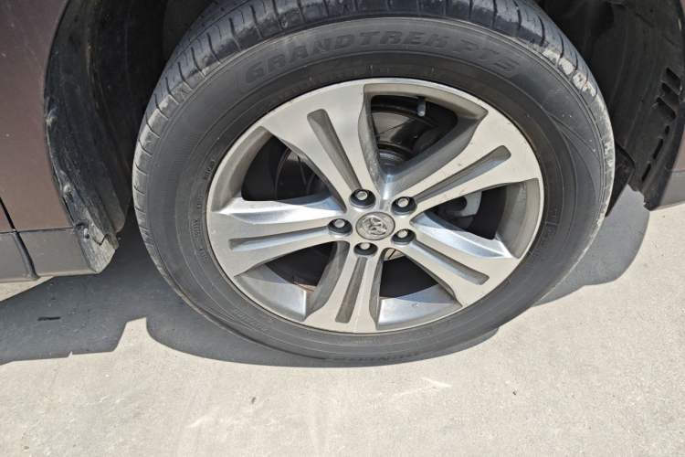 Used Toyota Highlander 2012 2.7L Two-Wheel Drive 7-Seater Ultimate Edition Right Front Wheel Hub